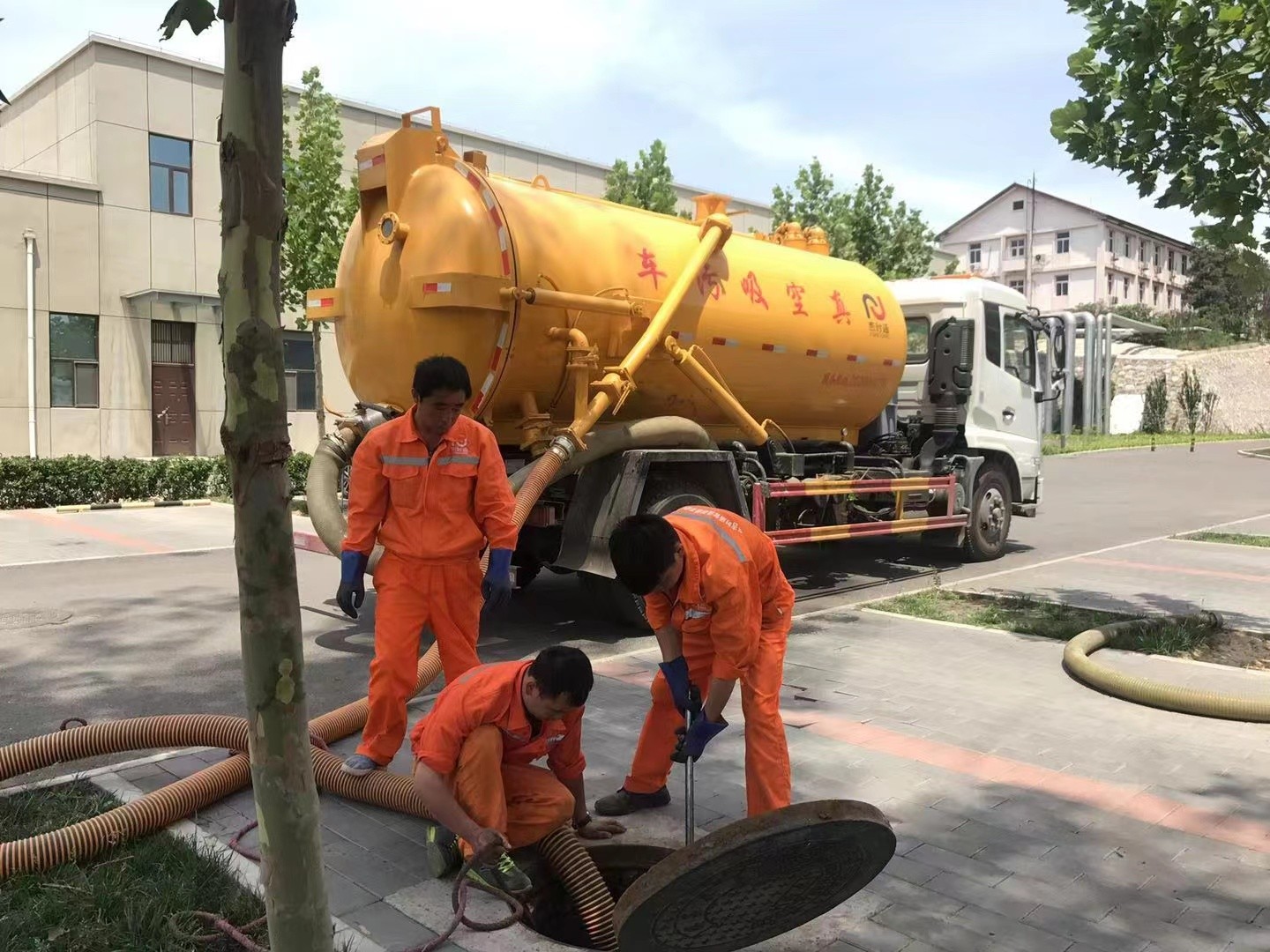 育才镇化粪池清理与5-8吨吸粪车施工效率分析